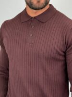 Detaljan prikaz muškog polo džempera u braon boji.