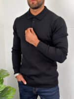 Detaljan prikaz muškog polo džempera u crnoj boji.