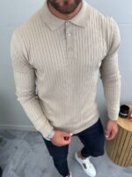 Detaljan prikaz muškog polo džempera krem boje od 100% pamuka.