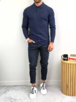 Muški polo džemper teget od 100% pamuka u kombinaciji sa farmerkama i belim patikama.