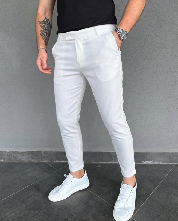 Bele elegantne muske pantalone uskog kroja sa falticama u struku i ravnim nogavicama