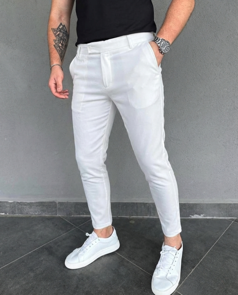 Bele elegantne muske pantalone uskog kroja sa falticama u struku i ravnim nogavicama