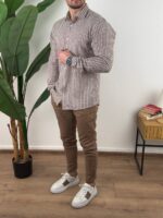 Prugasta muška lanena košulja u peščanoj boji, frontalni pogled sa neutralnim držanjem