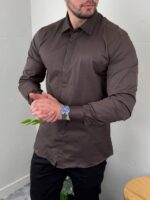Elegantna muška košulja K5038 u braon nijansi prikaz prednjeg dela na modelu