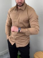 Detalj manžetne i šava na rukavu braon elegantne muške košulje K5038