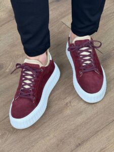 Bordo kožne patike sa belim đonom blago iz ugla, kontrast tamnog suedea i bele platforme