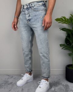 Muške farmerke F3499 u vrlo svetlo plavoj washed boji sa opuštenim krojem i belim sneakerima
