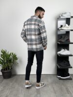 Muška karirana košulja K1200 u krupnom kadru, jasno se vidi bež-crni karo uzorak i dugmad