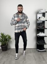 Muška karirana košulja K1200 frontalno sa rukom u džepu, vidljiv prednji džep na grudima