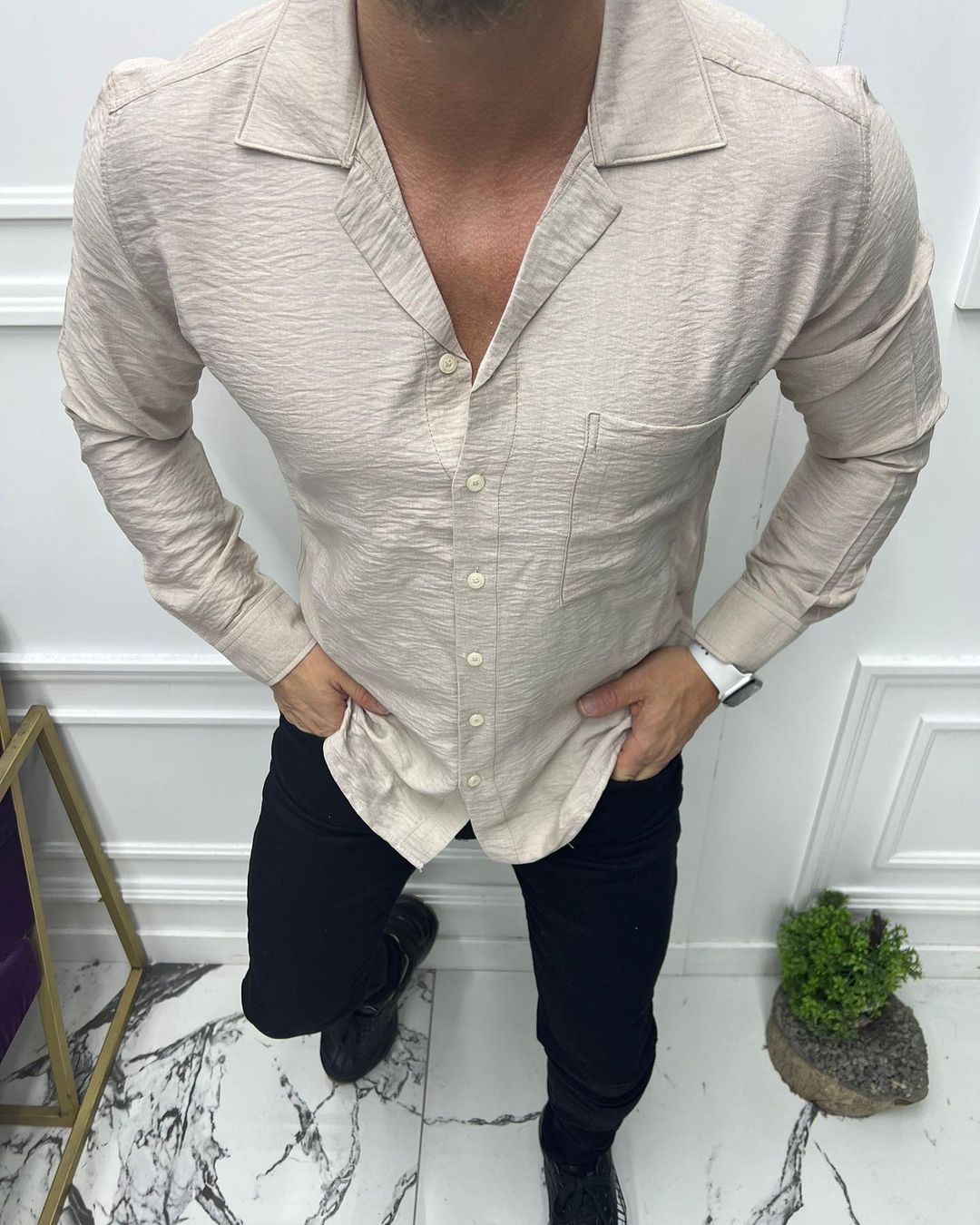 CML 1150 BEZ Muška košulja bež K1150, frontalni snimak modela u bež košulji sa crnim pantalonama