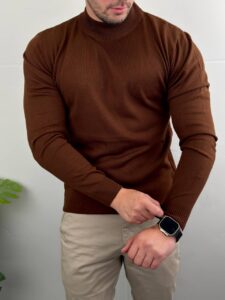 Braon muška polurolka D5102 frontalno na modelu, pletenina sa visokom kragnom uz svetle pantalone
