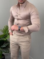 Bež elegantna muška pamučna košulja na modelu, frontalni stav uz svetle pantalone