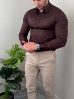 Braon elegantna muška pamučna košulja u celom kroju na modelu sa svetlim pantalonama