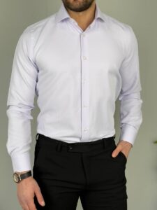 Elegantna muška košulja lavanda nijanse uparena sa tamno braon pantalonama, glavni prikaz
