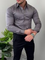 Siva elegantna muška pamučna košulja iz blagog poluprofila uz crne pantalone