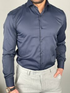 Teget elegantna muška košulja, frontalni kadar sa svetlosivim pantalonama u slim kroju