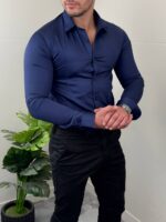 Detalj rukava i dugmeta na manžetni teget elegantne muške pamučne košulje