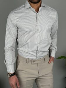 Bež elegantna prugasta muška košulja K1012 u celosti, model nosi bež pantalone i ručni sat