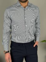 Bočni kadar teget elegantne prugaste muške košulje K1012, ruka u džepu pantalona