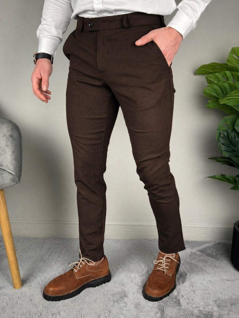 Braon elegantne pantalone iz tri četvrt ugla, jasno vidljiv prednji rajsferšlus i bočni džep