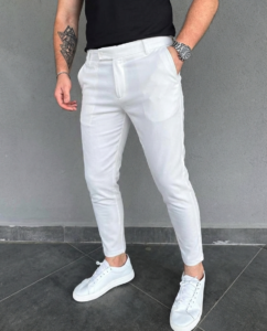 Bele elegantne muske pantalone uskog kroja sa falticama u struku i ravnim nogavicama