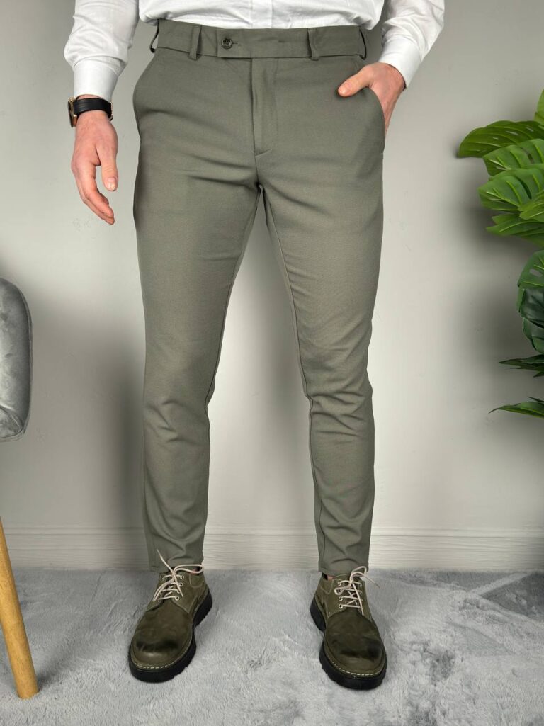 Elegantne muške pantalone maslinaste u punoj dužini, obe ruke u prednjim džepovima