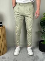 Bočna linija maslinasto zelenih elegantnih muških pantalona sa podesivim pojasom
