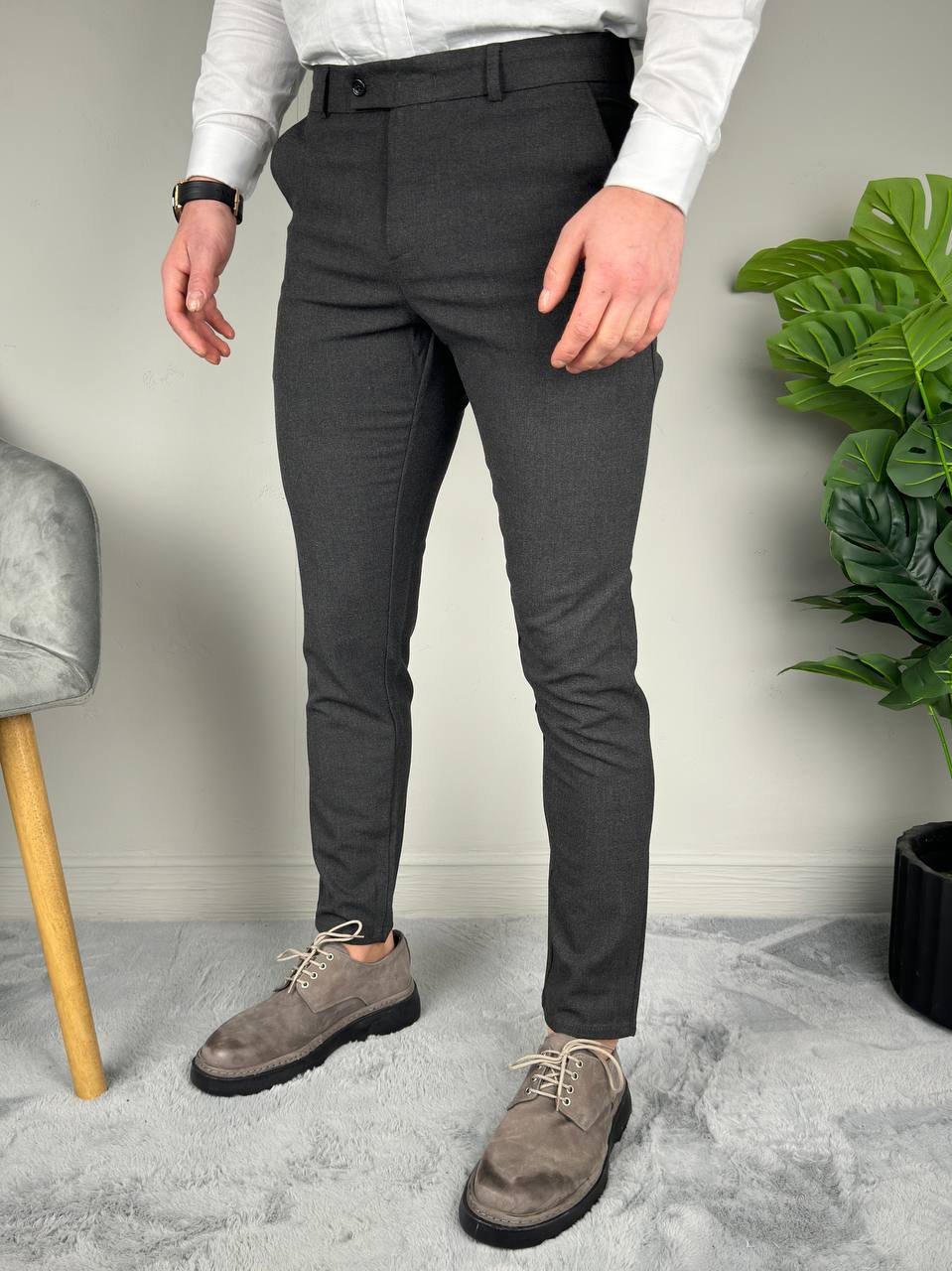 elegantne-tamnosive-muske-pantalone-p1955-26-slika-1-glavna Elegantne tamnosive muške pantalone u glavnom kadru sa pogledom na ceo kroj od pojasa do gležnja