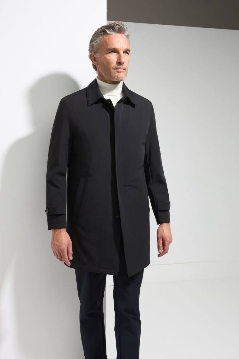 Crni elegantni zimski mantil od vodoodbojnog materijala na modelu uz belu rolku, frontalni kadar