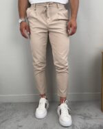 Italijanske elegantne pantalone bež P2517 frontalno na modelu sa belim patikama