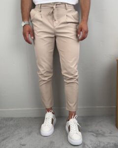 Italijanske elegantne pantalone bež P2517 frontalno na modelu sa belim patikama