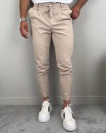 Bež italijanske elegantne pantalone P2517 iz blagog ugla sa rukama u džepovima