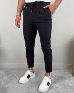 Bočni profil crnih italijanskih elegantnih pantalona P2517 sa suženjem ka gležnju