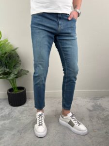 Klasične plave muške farmerke Classic Blue model sa satom na zglobu i rukom unazad