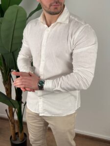 Bela lanena muška letnja košulja regular fit na modelu sa prednjim kadrom u prirodnoj svetlosti