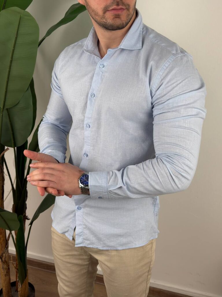 Svetlo plava lanena muška letnja košulja regular fit glavni prikaz na modelu u celom kadru