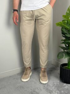 Letnje muške pantalone bež boje sa elastičnim strukom i pertlama, glavni frontalni kadar
