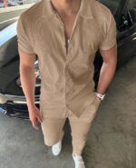 Bež letnji komplet košulja i pantalone, prirodan ton, opušten muški kroj