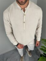 Bež muška košulja sa ruskom kragnom na modelu, frontalni kadar i bele pantalone