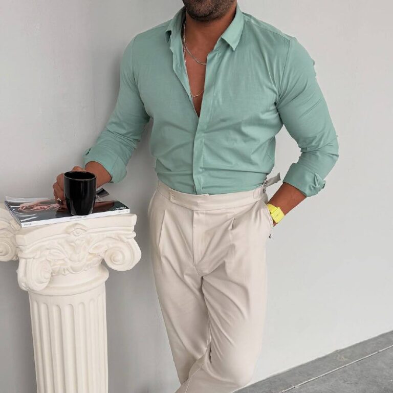 Muška košulja K5037 u zelenoj boji od pamuka, model nosi sa belim pantalonama i šoljom kafe