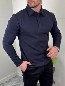 Muška polo majica dugih rukava od pamuka teget celi prikaz spreda na modelu
