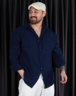 Detalj kroja muške oversize košulje teget boje, opušten stil