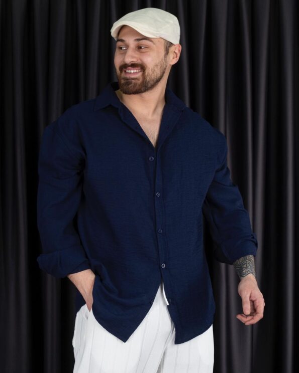 Detalj kroja muške oversize košulje teget boje, opušten stil