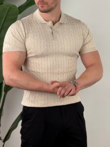 Pletena polo majica u bež boji, glavni kadar, model stoji ispred zida