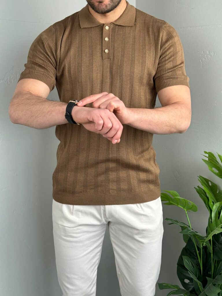 Braon muška pletena polo majica old money stil sa modelom u prirodnoj uličnoj sceni