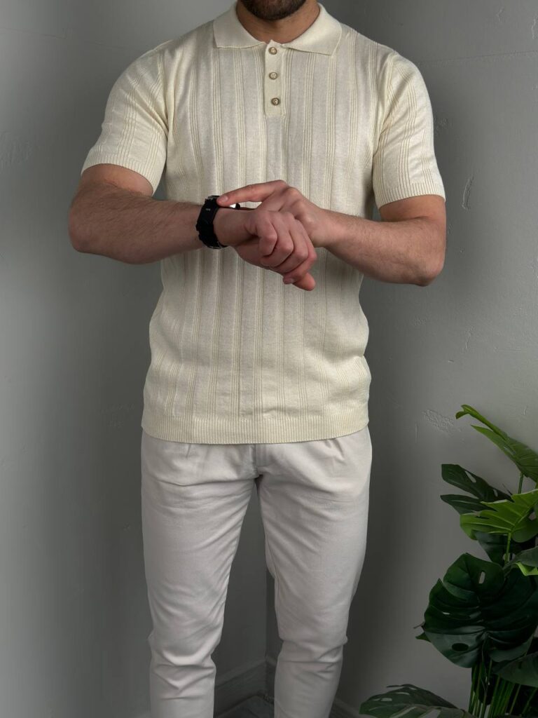 Muška pletena polo majica old money stil u krem boji prikazana frontalno na modelu