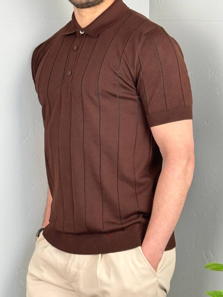 Muška polo majica old money braon, krupni plan rebrastog pletiva i kragne