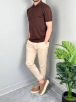 Muška polo majica old money braon, polubočni kadar sa rukom u džepu pantalona