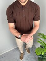 Muška polo majica old money braon, model u celoj figuri pored zelene biljke