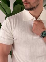 Muška polo majica sa zipom u beloj boji, model rukom popravlja rajsferšlus